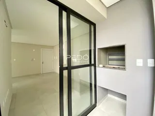 Interior de um corredor com piso de cerâmica e paredes brancas.