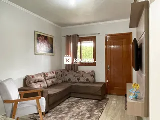 Foto de uma sala de estar com sofá e cortinas em um imóvel.