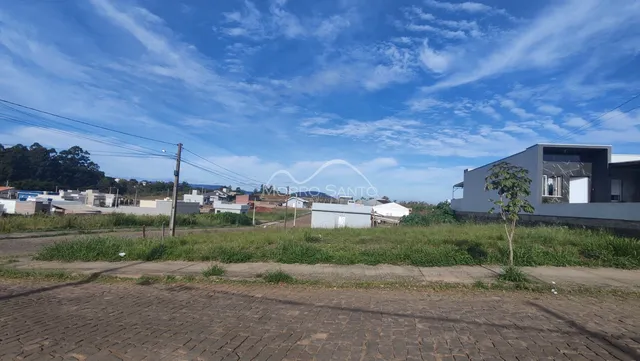 Vista externa de uma residência em Lajeado com área verde e paisagem ao fundo.