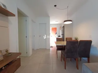 Vista interna de uma sala de jantar com mesa e cadeiras em um imóvel no Brasil.