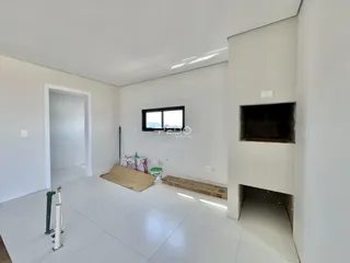 Ambiente interno de uma sala com piso de cerâmica e parede branca.
