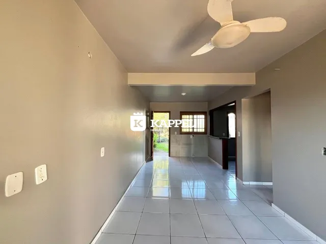 Corredor interno com piso de cerâmica e teto de gesso em uma residência.