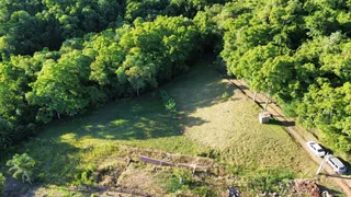 Vista aérea de uma área gramada e arborizada em Lajeado, Brasil.