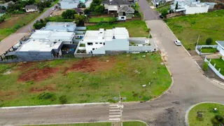Vista aérea de uma propriedade residencial em Lajeado, Brasil, mostrando o terreno e as construções.