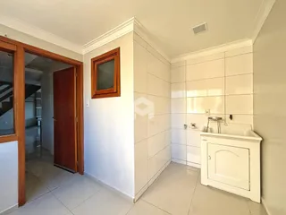 Foto de um banheiro com revestimento cerâmico branco.