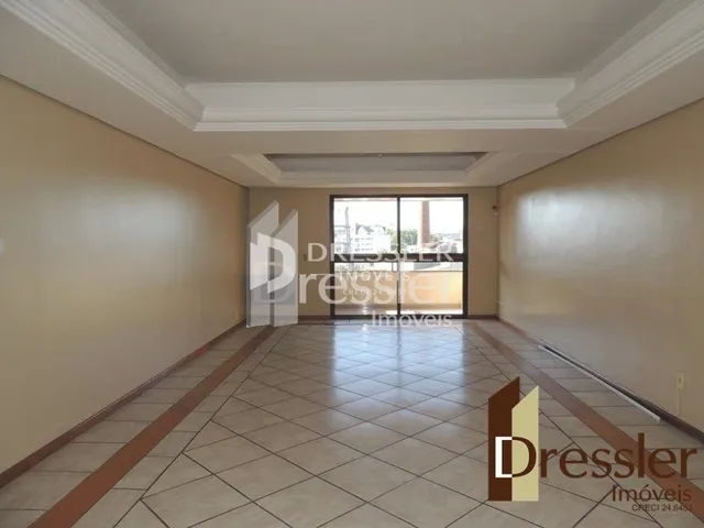 Hall de entrada com piso de cerâmica.