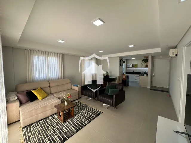 Sala de estar moderna com sofá e piso claro.
