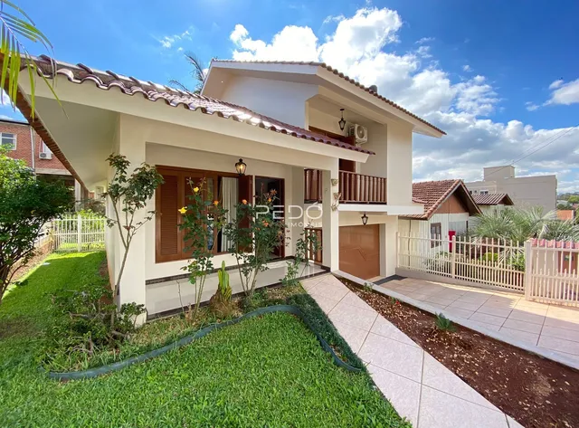 Fachada de uma residência em Lajeado, Brasil, com jardim frontal.