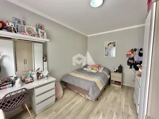 Quarto com cama e armário em um imóvel no Brasil.