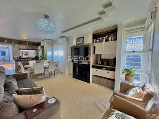 Sala de estar e jantar de um imóvel em Lajeado, Brasil, com decoração clara.