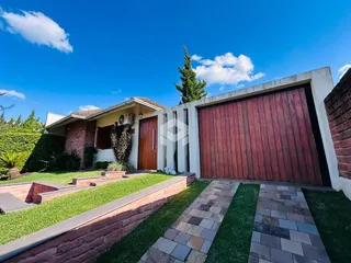 Fachada de uma residência com garagem e jardim em Lajeado, Brasil.