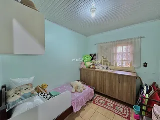 Foto de um quarto com paredes azul claro e uma cama.