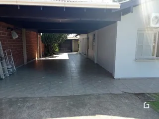 Vista da área externa pavimentada de uma residência em Lajeado.