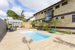 Foto da área externa com piscina e deck de uma residência em Lajeado.