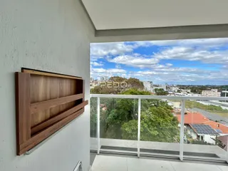 Detalhe da parede interna e vista da varanda de um imóvel em Lajeado.