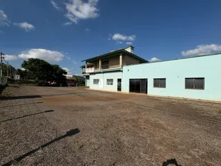 Fachada de uma residência em Lajeado, Brasil, com grande área externa aberta.