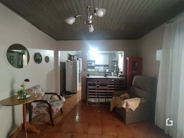 Sala de estar com móveis e piso de cerâmica.