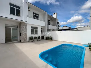 Fachada de casa em Lajeado com piscina.