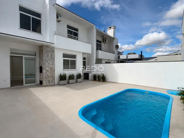 Fachada de casa em Lajeado com piscina.