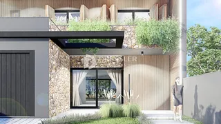 Fachada moderna de uma residência com revestimento de pedra e madeira.