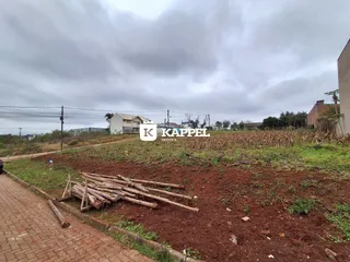Vista externa de uma propriedade em Lajeado, com terreno baldio em primeiro plano.