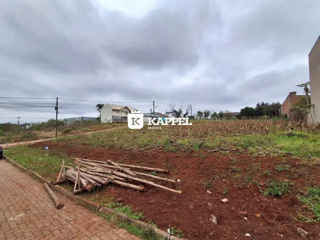 Vista externa de uma propriedade em Lajeado, com terreno baldio em primeiro plano.
