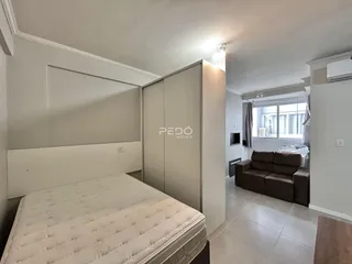 Quarto com cama e armário em um apartamento.