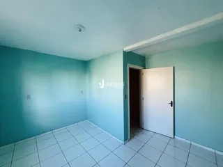 Uma sala com paredes azul-claro e piso de cerâmica branca.