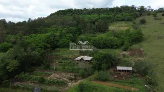 Vista aérea de uma propriedade rural com vegetação densa na serra de Lajeado, Brasil.