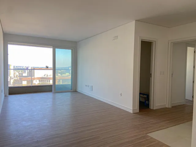 A sala de estar apresenta uma grande janela com vista para a paisagem urbana.