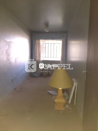 Foto de um corredor interno com uma janela.