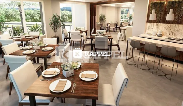 Mesa de jantar de madeira com vista para o exterior em um ambiente interno.