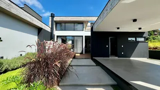 Foto da fachada moderna de uma residência em Lajeado, Brasil, com paisagismo frontal.