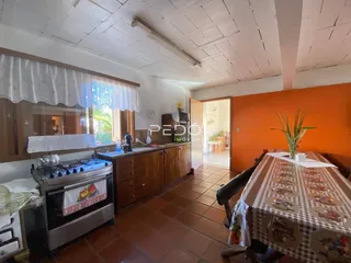 Foto de uma cozinha com piso de cerâmica e armários de madeira em Lajeado.