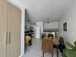 Ambiente de sala de jantar e cozinha em um imóvel residencial.