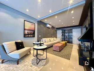 Sala de estar moderna com sofá e decoração em um apartamento no Brasil.