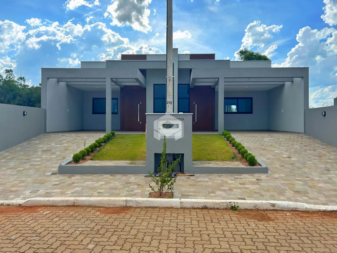 Fachada de uma casa moderna com pátio em Lajeado, Brasil.