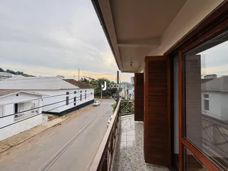 Fachada de uma residência em Lajeado, Brasil, vista da rua.