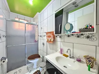 Banheiro com revestimento branco e armário de armário grande.