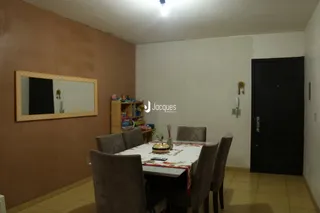 Foto da sala de estar com paredes em tons de terracota e branco.