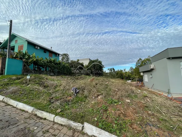 Vista externa de uma residência em Lajeado com área de grama alta no primeiro plano.