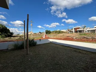 Vista externa de um terreno com muro branco em Lajeado.