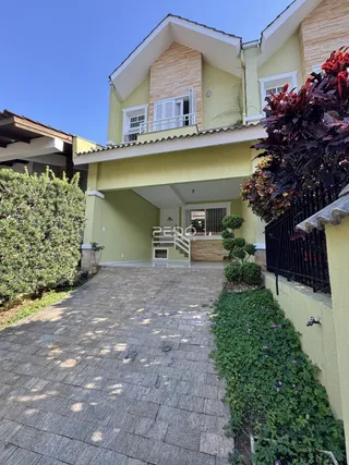 Vista da fachada de uma residência em Lajeado, Brasil, com jardim e calçada.