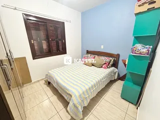 Quarto com cama e armário de madeira em ambiente claro.