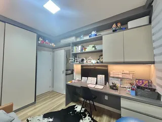 Interior de um ambiente com estantes e armários em um imóvel no Brasil.