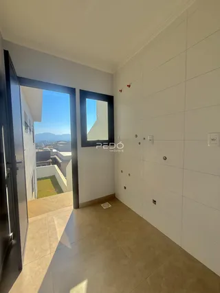 Hall de entrada com vista para a paisagem externa.