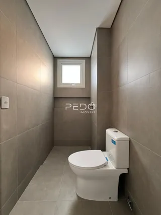 Interior de um corredor com banheiro em um imóvel no Brasil.