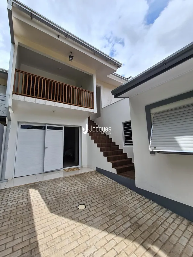 Fachada de uma residência com varanda e pátio em Lajeado, Brasil.