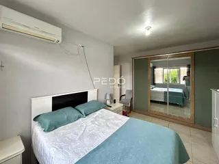 Quarto com cama e ar condicionado instalado na parede.