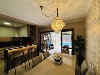 Imagem de uma sala de jantar com vista para a área externa de uma residência.